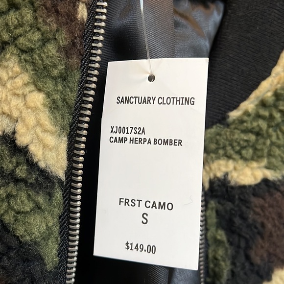 Sanctuary Camp Herpa Bomber - Picture 5 of 6